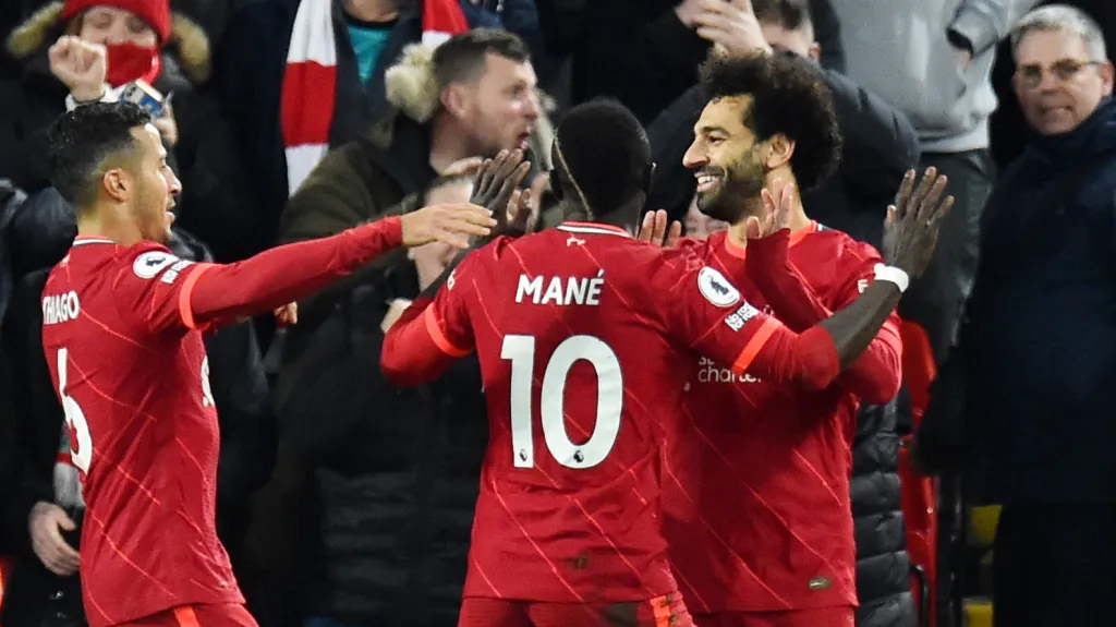 Slavící fotbalisté Liverpoolu