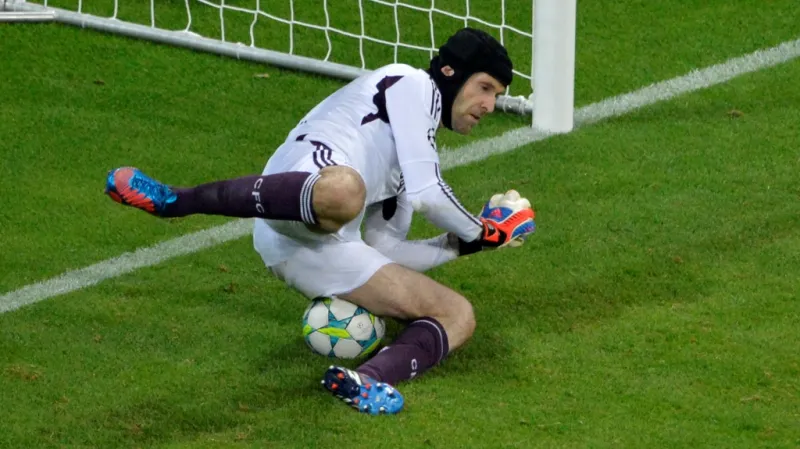 Petr Čech chytá Robbenovi penaltu
