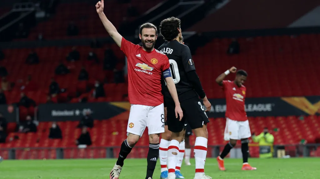 Juan Mata z Manchesteru United se raduje v utkání s Granadou