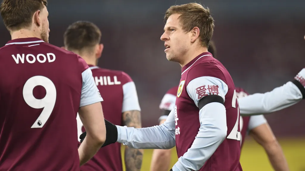 Matěj Vydra se raduje se spoluhráči z Burnley po vstřelené brance