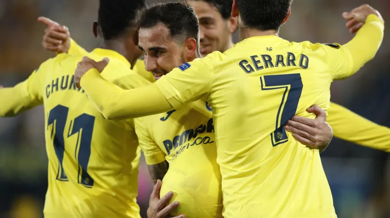 Fotbalisté Villarrealu oslavují gól v Evropské lize