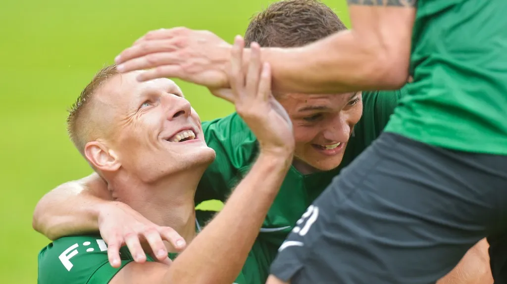Matěj Polidar (vpravo) se raduje s hráči Příbrami