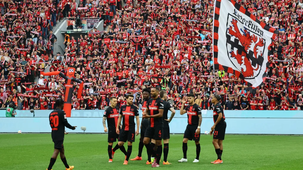 Fotbalisté Leverkusenu v utkání s Augsburgem