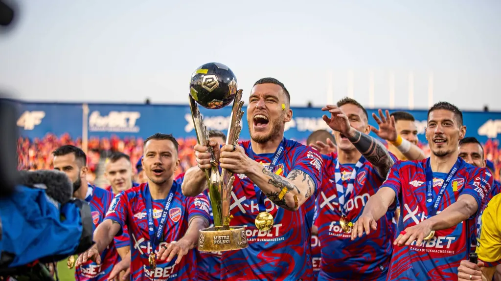 Tomáš Petrášek s trofejí pro mistra Polska