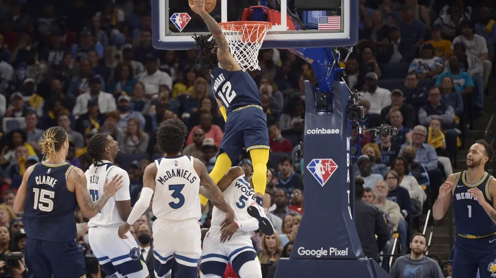 Ja Morant smečuje do koše Minnesoty