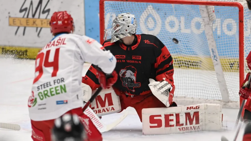 Třinecký útočník Andrej Nestrašil překonává Matěje Machovského z Olomouce