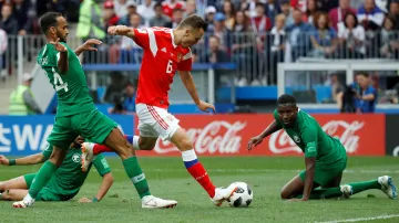 Rus Denys Čeryšev střílí gól do branky Saúdské Arábie