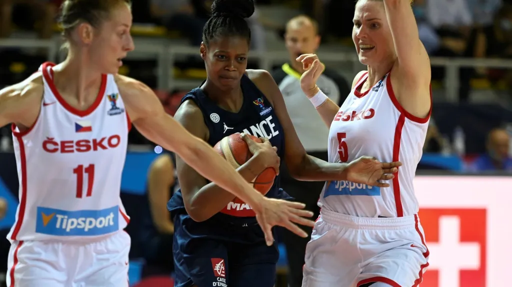 Kateřina Elhotová a Romana Hejdová se snaží zastavit francouzský útok