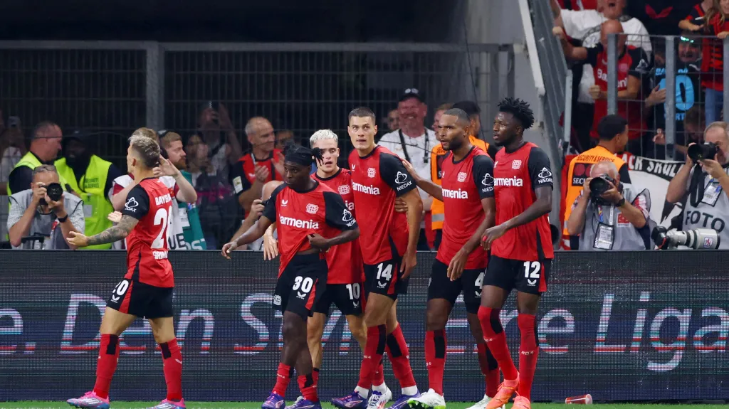 Patrik Schick slavící gól se spoluhráči