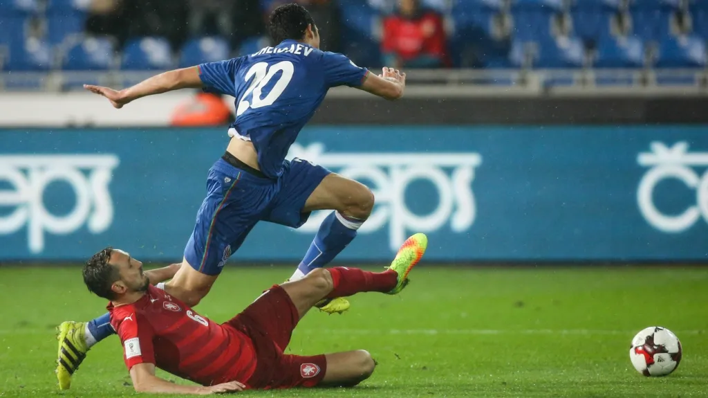 Tomáš Sivok v souboji s Šejdajevem z Ázerbájdžánu