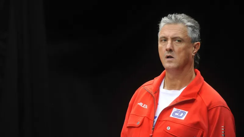 Trenér Jaroslav Navrátil při tréninku