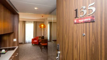 Pokoj Davida Lafaty na hotelu v Tours