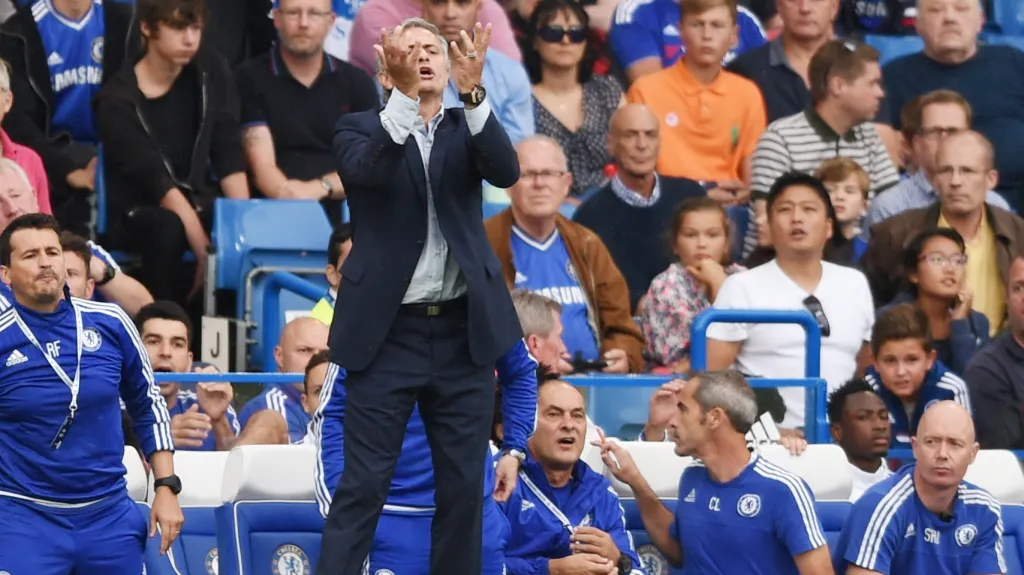 Nespokojený José Mourinho na lavičce Chelsea