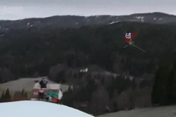 Holub ztratil lyži, přesto doskočil bez problémů