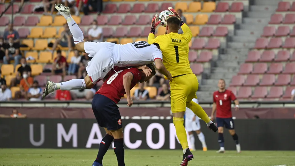 Tomáš Vaclík chytá míč v utkání s Albánií