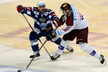 Jozef Kováčik z brněnské Komety (vlevo) proti Janu Buchtelemu ze Sparty