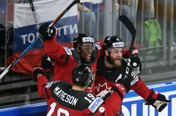 Ryan O´Reilly (vpravo) se raduje se spoluhráči z Kanady ze vstřelené branky