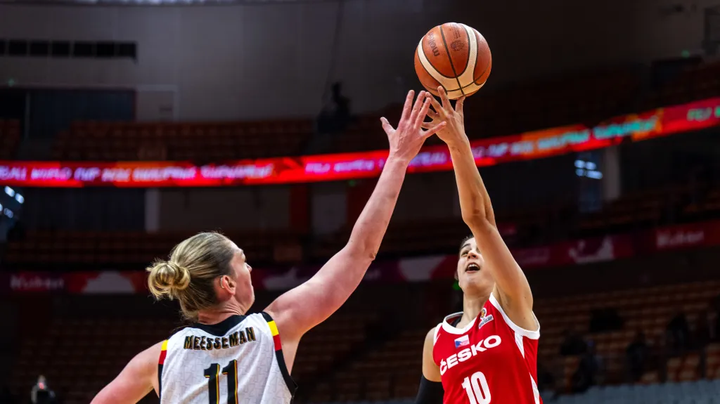 Eliška Hamzová v souboji o míč v utkání proti Belgii