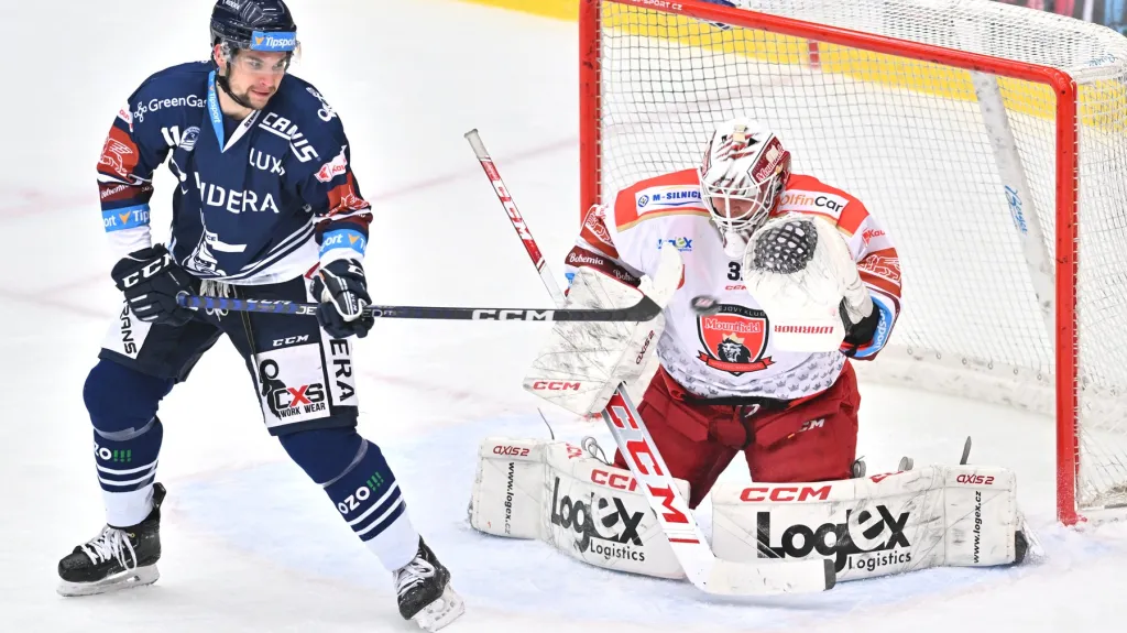 Vítkovický Marek Kalus před brankářem Henrim Kiviahem z Hradce Králové