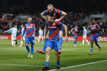 Karel Spáčil slaví gól Plzně společně s Václavem Jemelkou