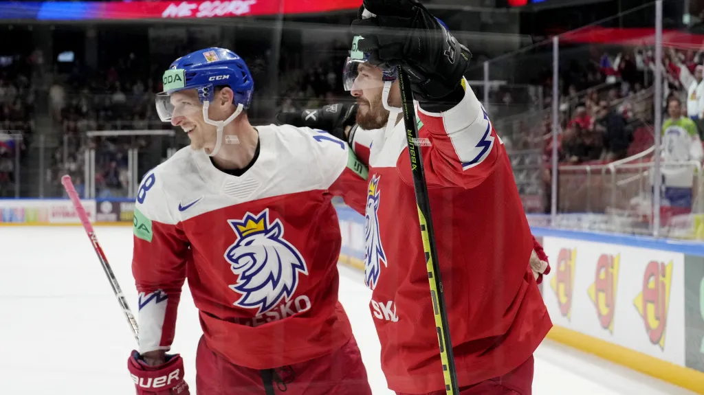 Dominik Kubalík (vlevo) se raduje s Michalem Kempným
