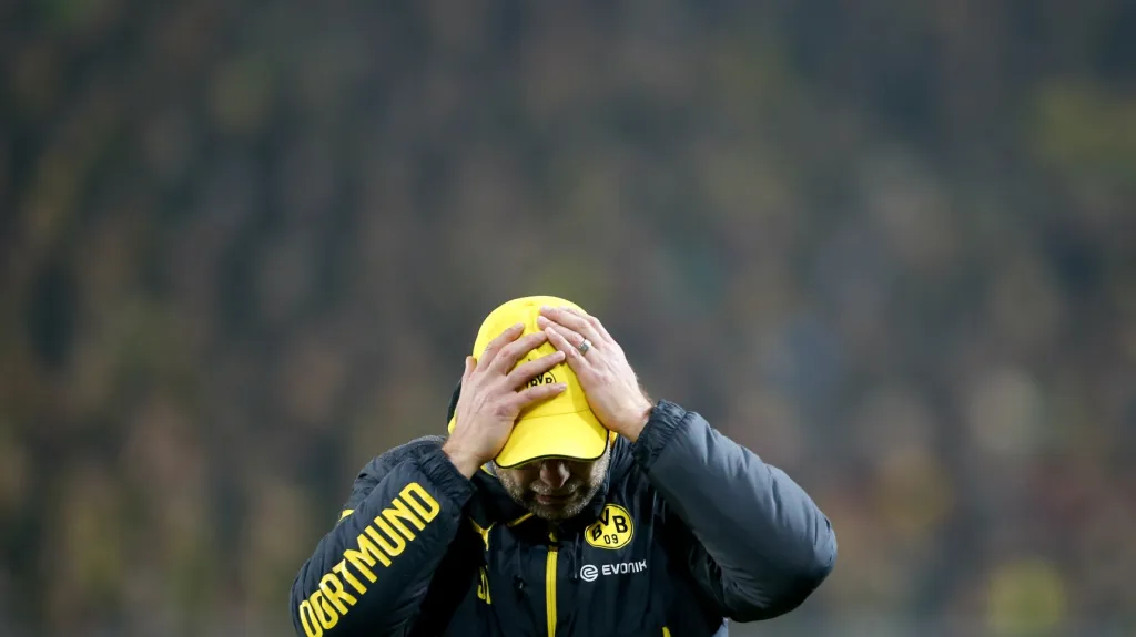 Zklamaný trenér Dortmundu Jürgen Klopp