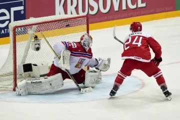 Nikolaj Ehlers překonává Dominika Furcha