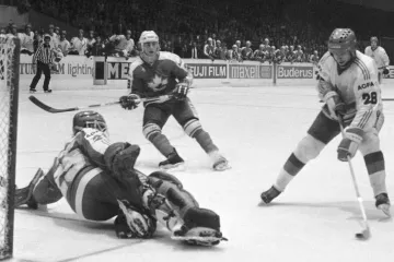 Jiří Šejba překonává brankáře Patricka Riggina