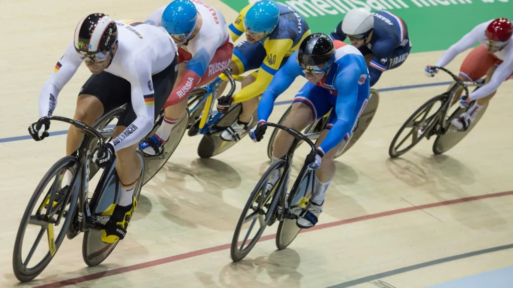 Tomáš Bábek (v černé helmě) během mistrovství Evropy