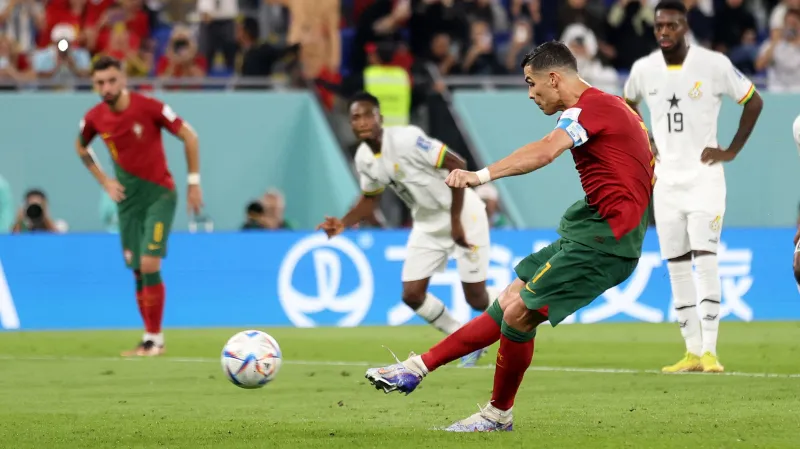 Portugalec Cristiano Ronaldo proměňuje penaltu v utkání s Ghanou