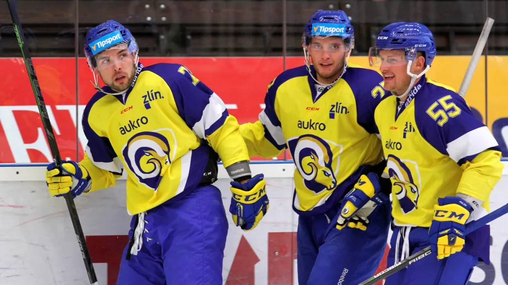 Bratři Bukartsové (vlevo Roberts a vpravo Rihards) s Antonínem Honejskem v dresu Zlína