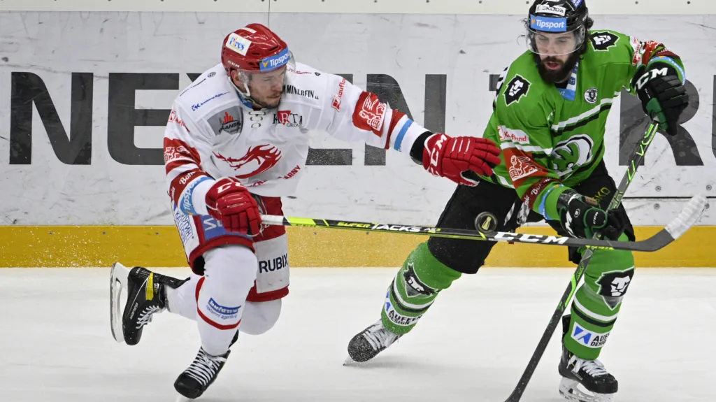 Valentin Claireaux v souboji s Patrikem Hrehorčákem