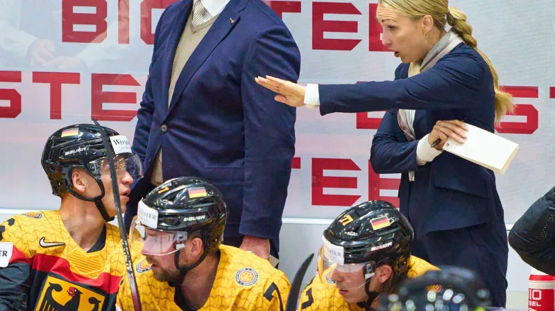 Jessica Campbellová udílí pokyny na německé střídačce