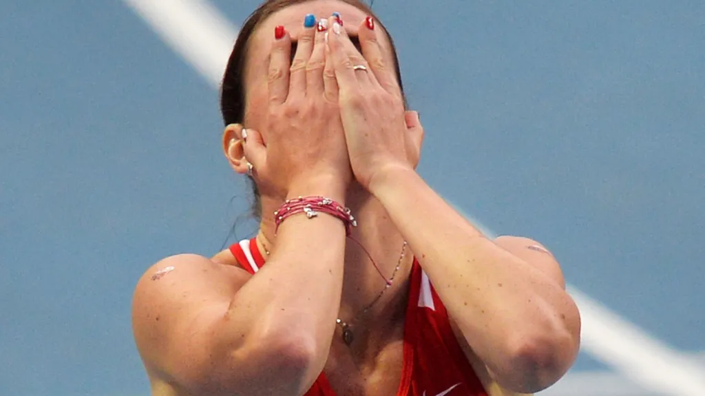 Zuzana Hejnová v cíli 400 metrů překážek