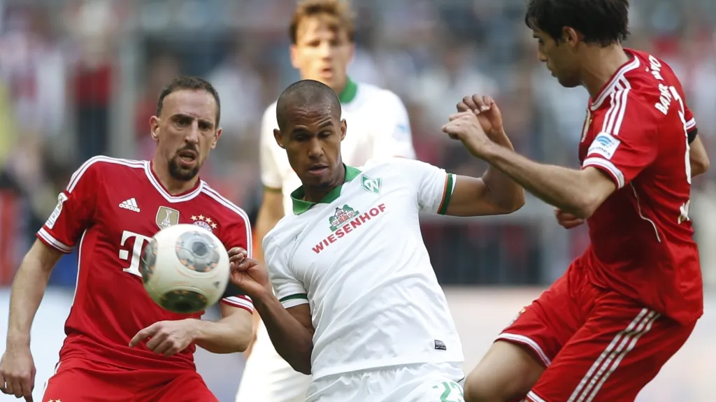 Theodor Gebre Selassie v obklopení hráčů Bayernu