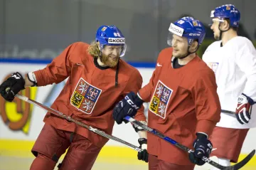 Jakub Voráček (vlevo) na tréninku reprezentace