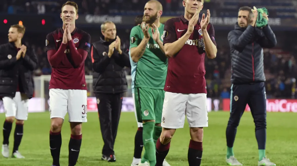 Fotbalisté Sparty děkují fanouškům po prohře s Villarrealem