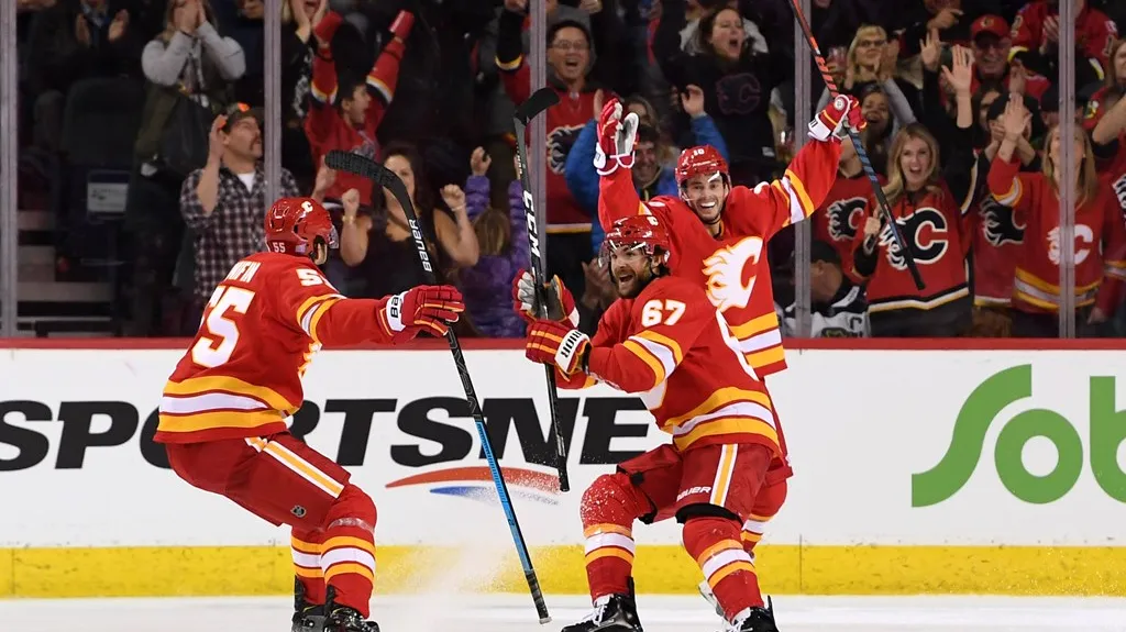 Michael Frolík se raduje se spoluhráči