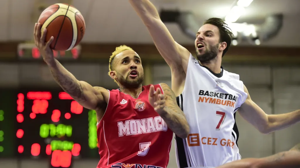 Vojtěch Hruban z Nymburku (vpravo) v utkání Ligy mistrů