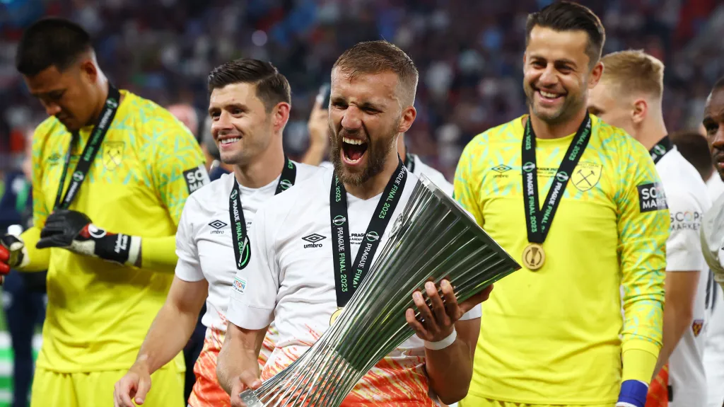 Tomáš Souček s pohárem pro vítěze EKL