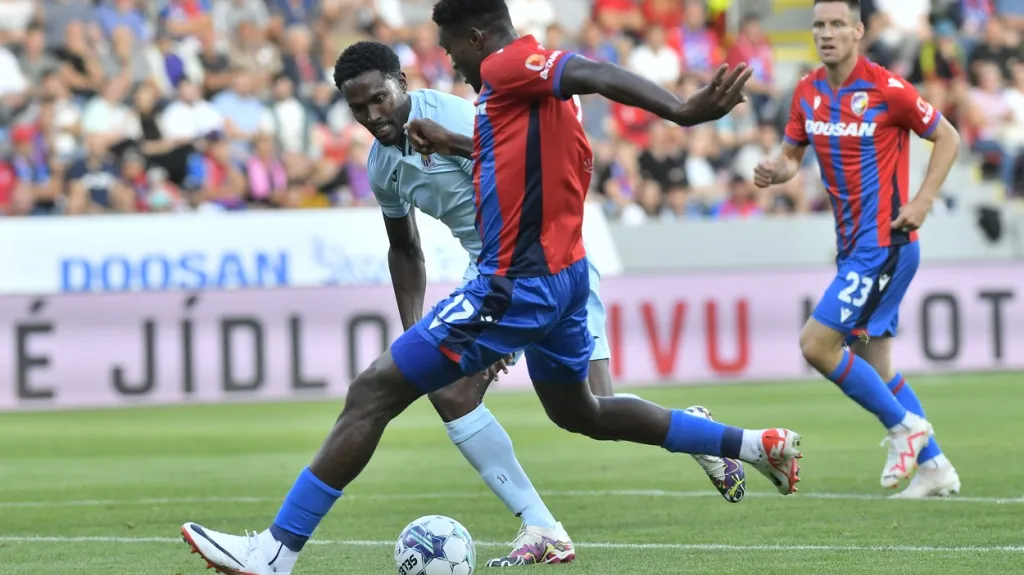 Plzeňský útočník Durosinmi dává gól Gizře