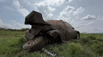 Tři jezdci Toyoty nedojeli závod Safari Rallye kvůli poškození auta
