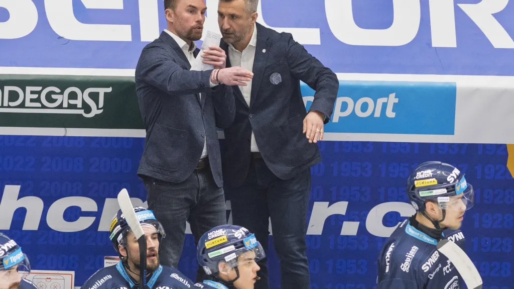 Filip Pešán s Jiřím Kudrnou na střídačce Liberce