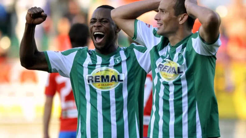 Zleva Elie N'Dekre a Erich Brabec se radují z výsledku 0:0, který jim zajistil setrvání v první lize