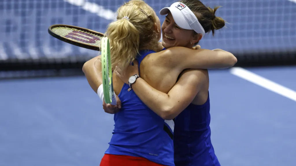 Barbora Krejčíková (vpravo) a Kateřina Siniaková se radují na BJK Cupu