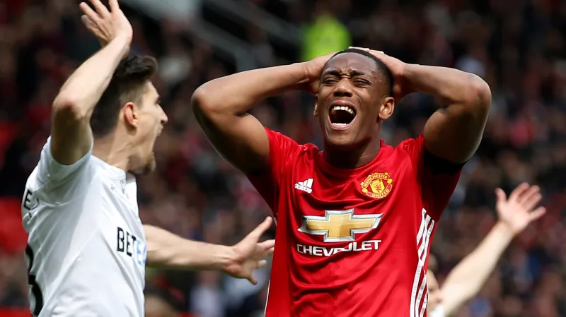 Zklamaný Anthony Martial z Manchesteru United v utkání se Swansea