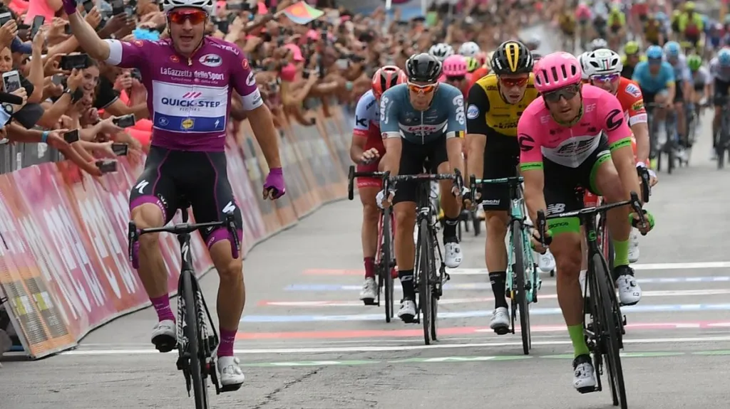 Elia Viviani (vlevo) slaví etapové vítězství 