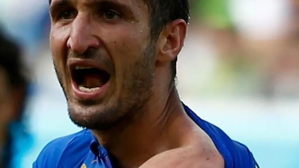 Kousanec od Suáreze na Chielliniho rameni