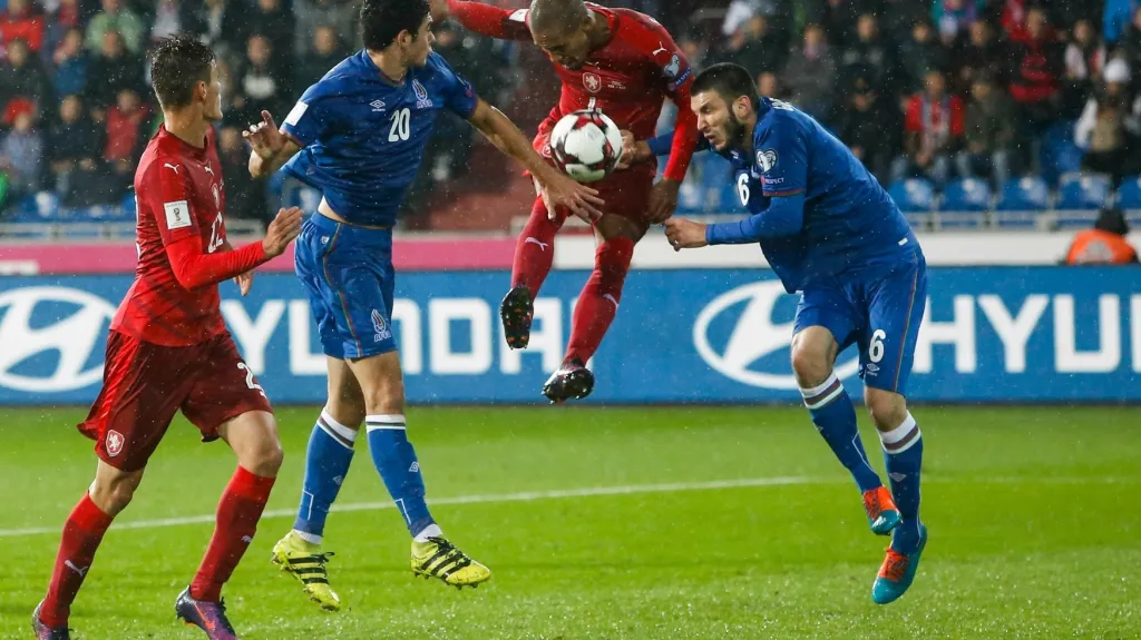 Gebre Selassie (ve výskoku) se snaží ohrozit branku Ázerbájdžánu