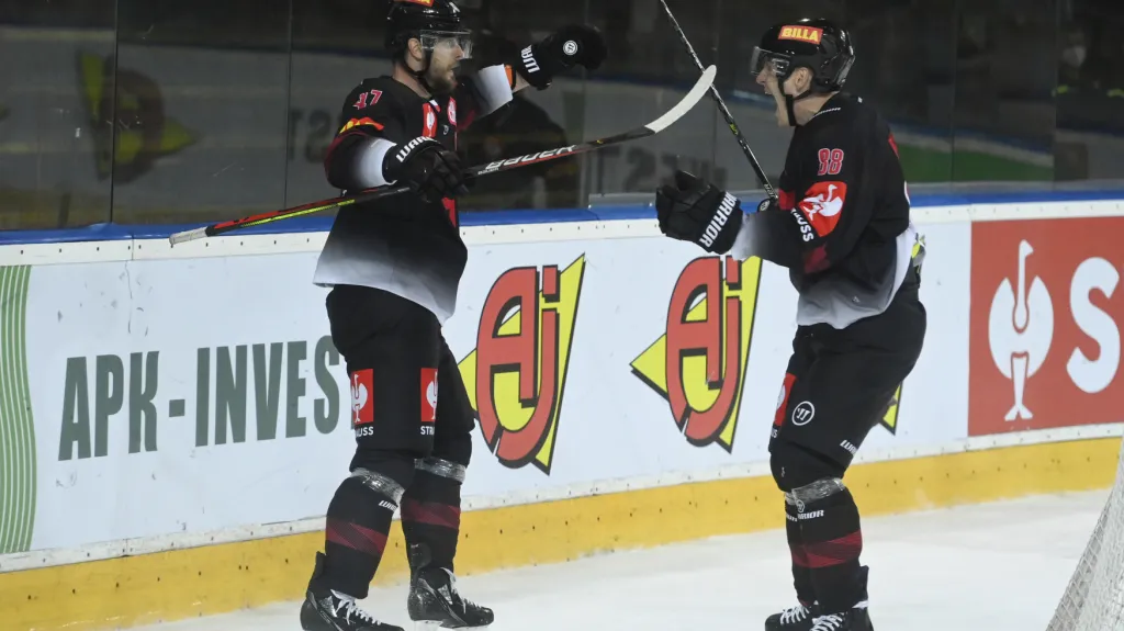 Jan Buchtele ze Sparty slaví gól s Miroslavem Formanem